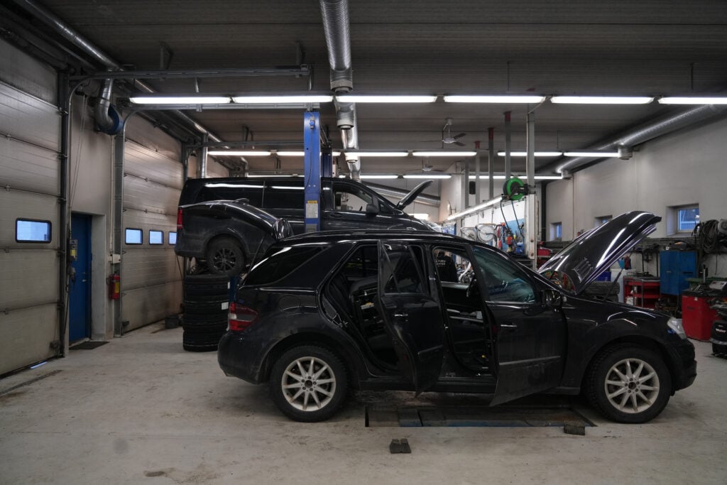 Verkstedhallen til Vuku Auto med en bil inne