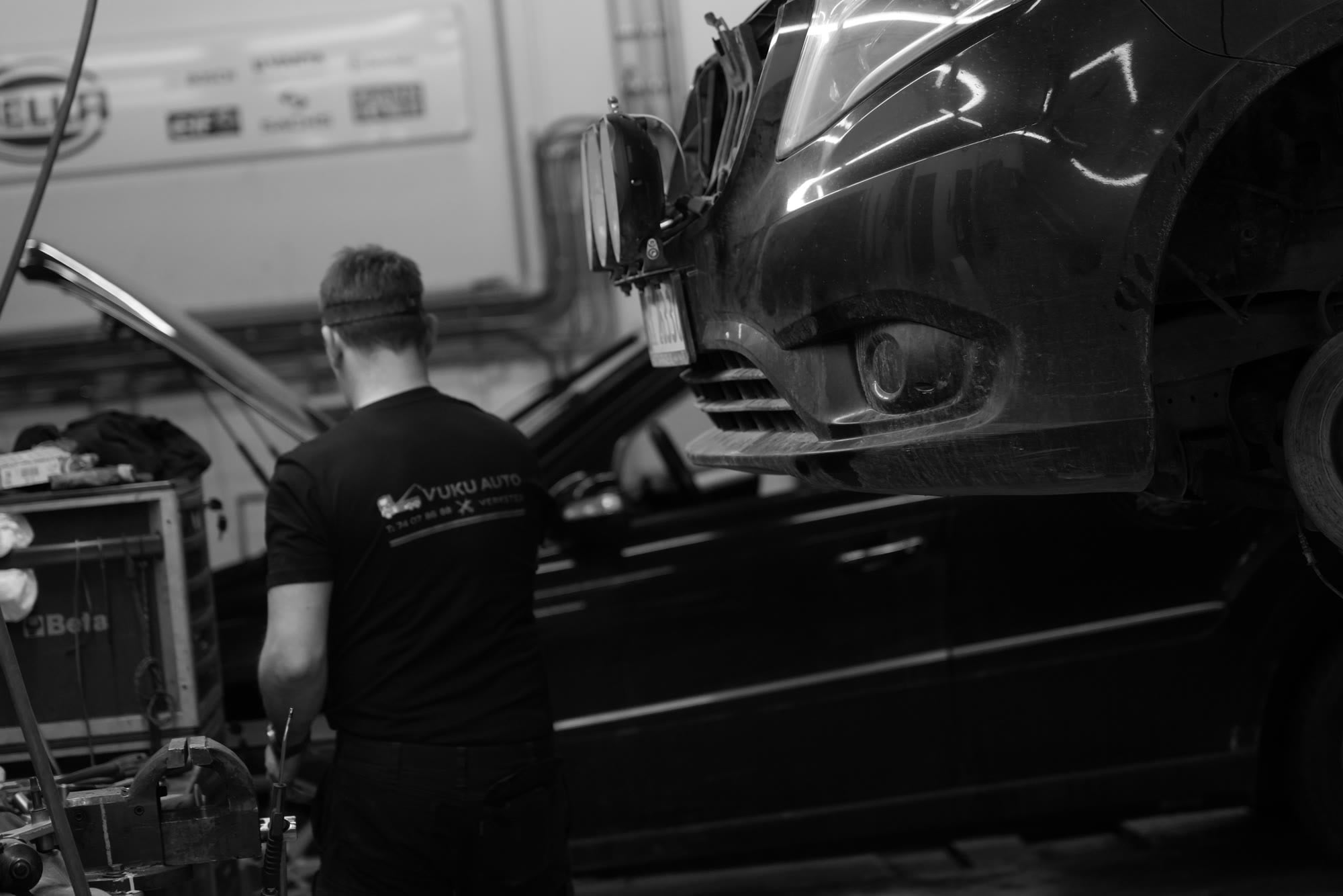 Mekaniker hos Vuku Auto